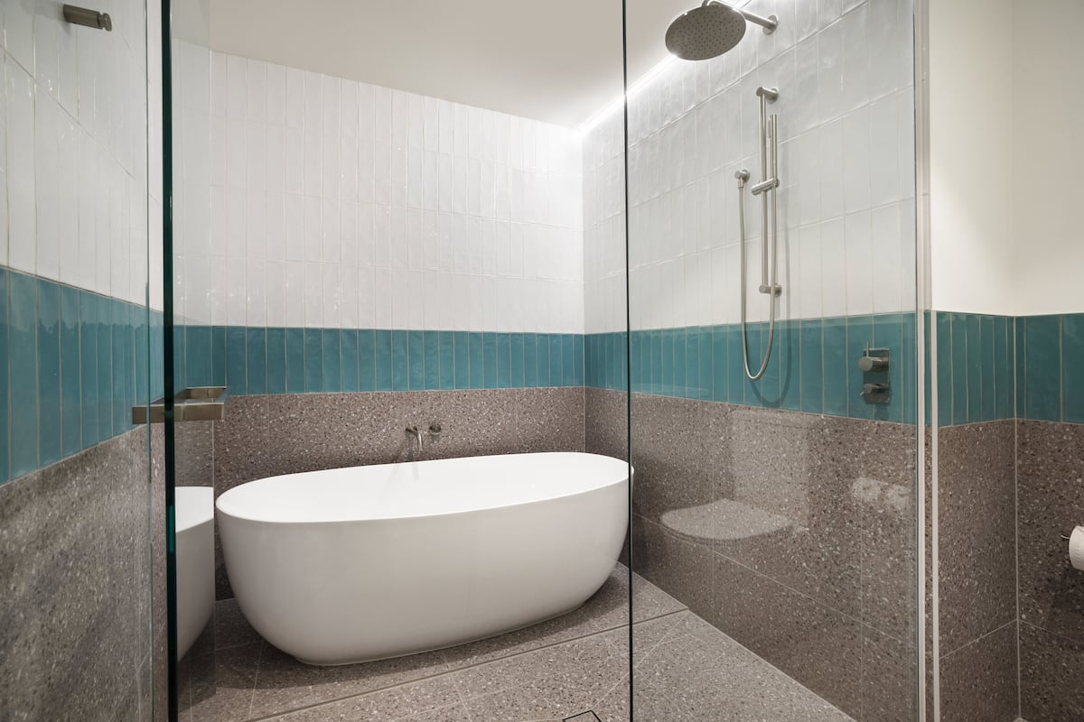 Dusch, regndusch och handdukar