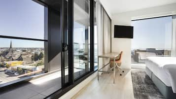 Suite, 1 letto king, balcone (Dining) | Una cassaforte in camera, una scrivania, postazione laptop