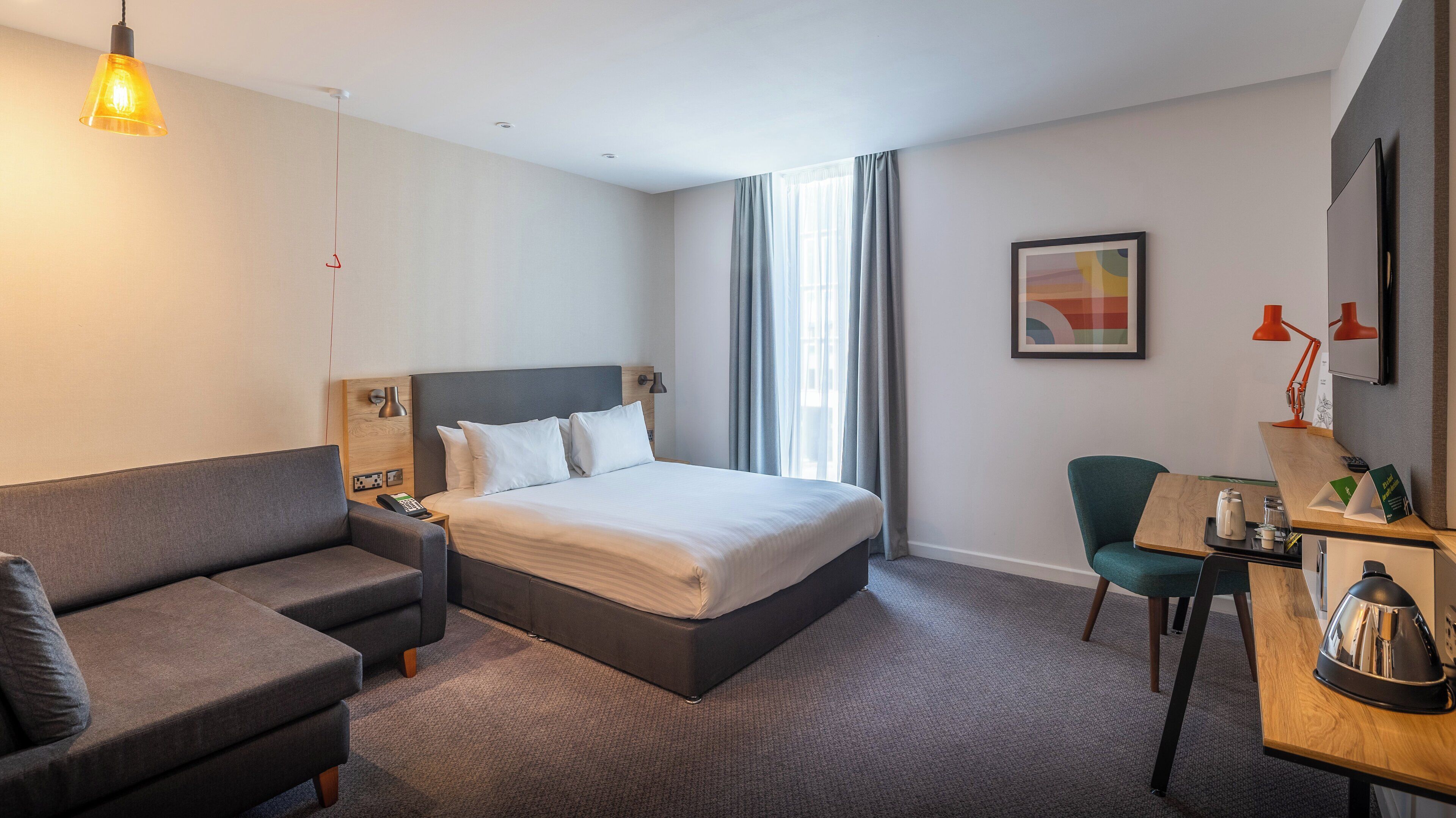 Escritorio, cortinas opacas, sistema de insonorización