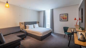 Una scrivania, tende oscuranti, insonorizzazione, ferro/asse da stiro