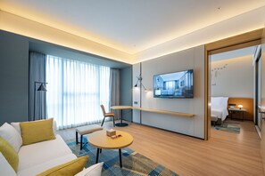 Individueel gemeubileerd, een bureau, beddengoed