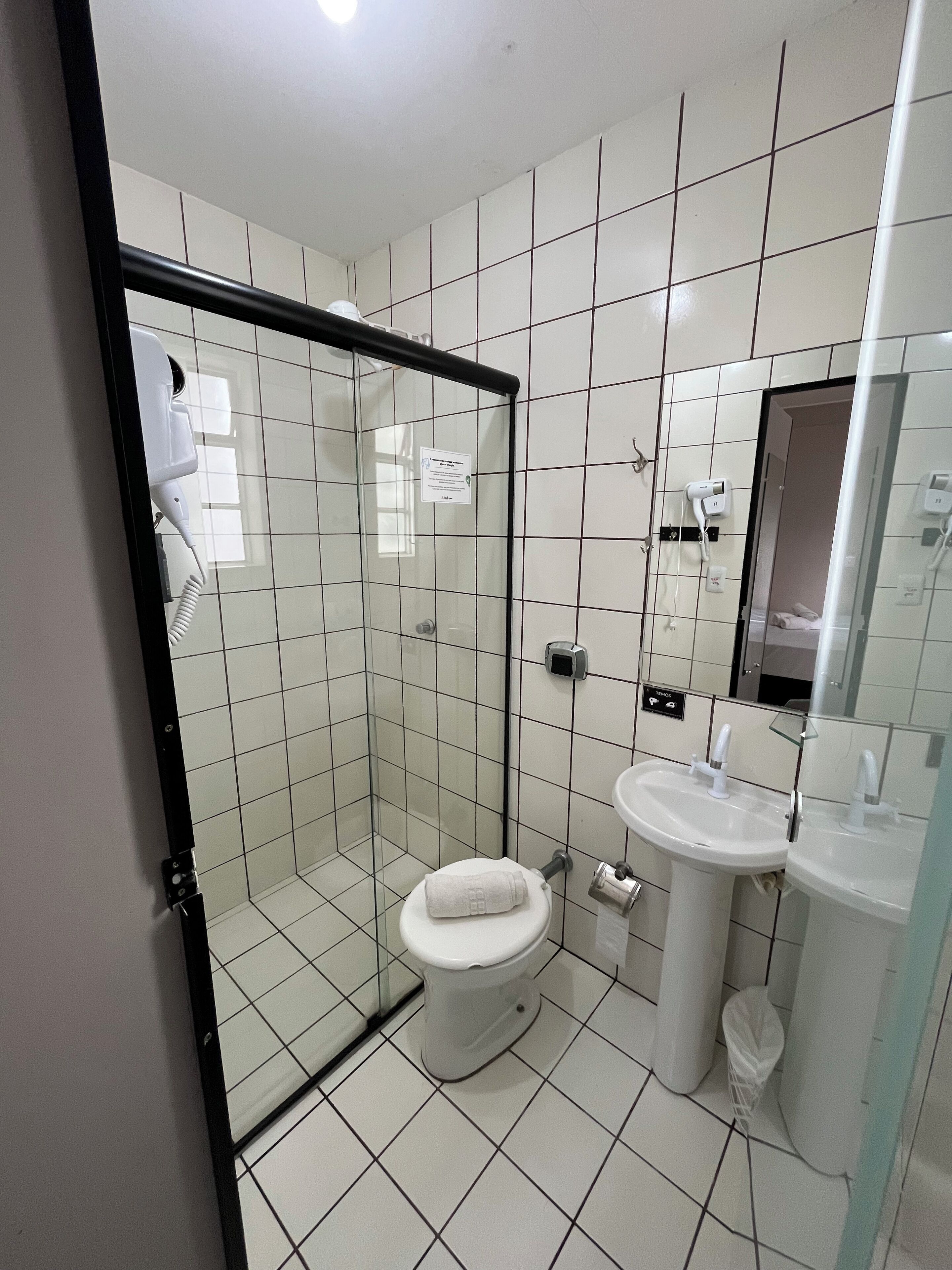 Ducha, secador de pelo, toallas