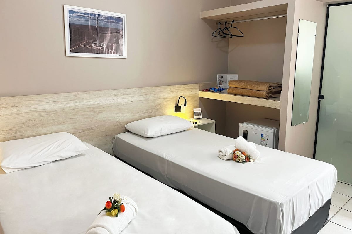 Deluxe Twin kamer | Hypoallergeen beddengoed, een minibar, een bureau, geluiddichte muren