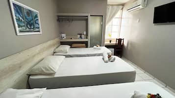 Quarto triplo standard | Roupas de cama antialérgicas, frigobar, escrivaninha