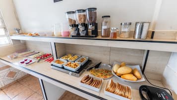 Café da manhã com buffet grátis todos os dias