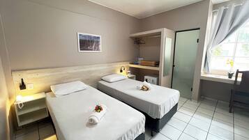 Deluxe Twin Room | Hypo-allergenic bedding, minibar, desk, soundproofing