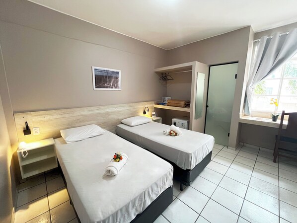 Kahden hengen deluxe-huone (kaksi sänkyä) | Allergiatestatut vuodevaatteet, minibaari, työpöytä, äänieristys