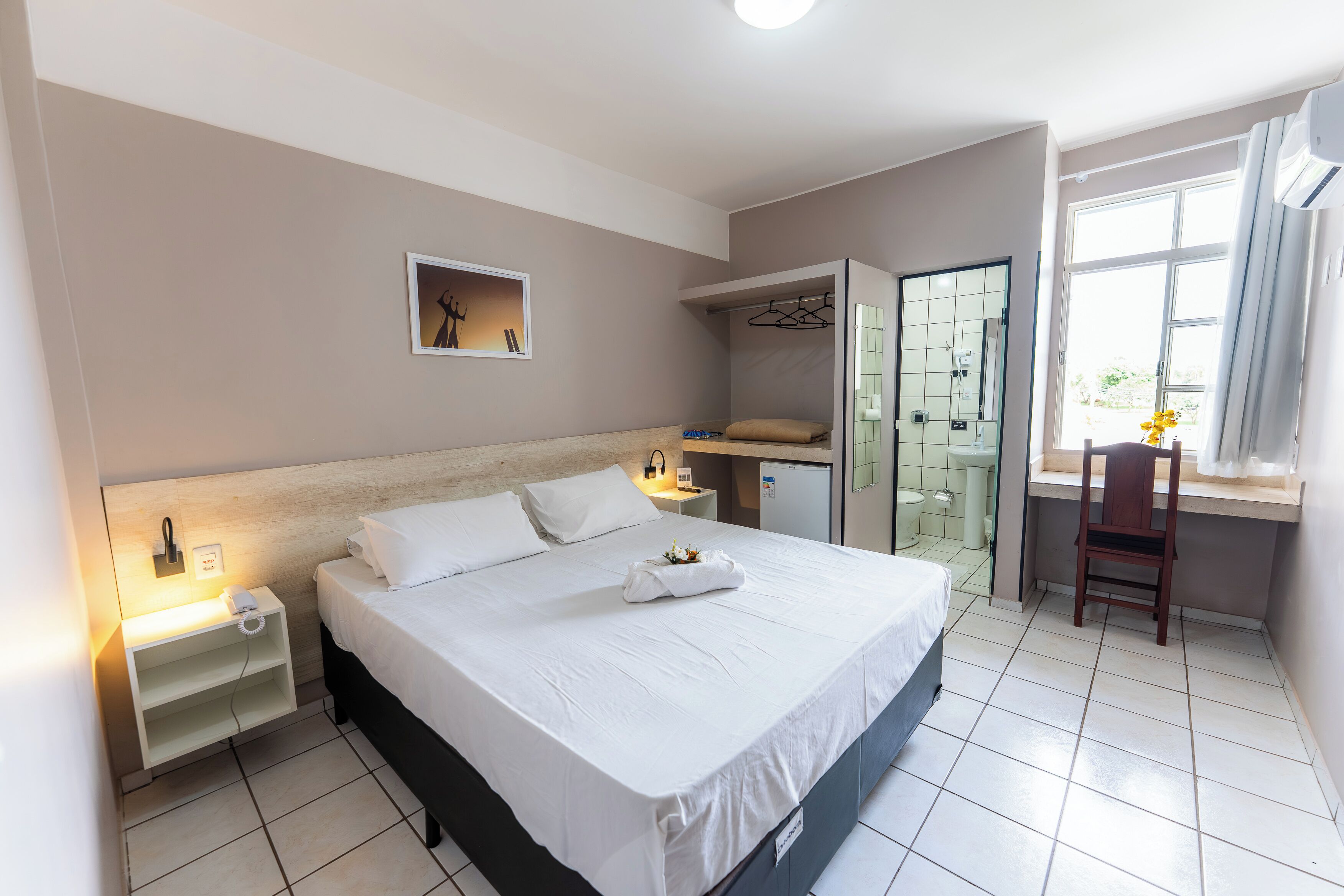 Hypo-allergenic bedding, minibar, desk, soundproofing