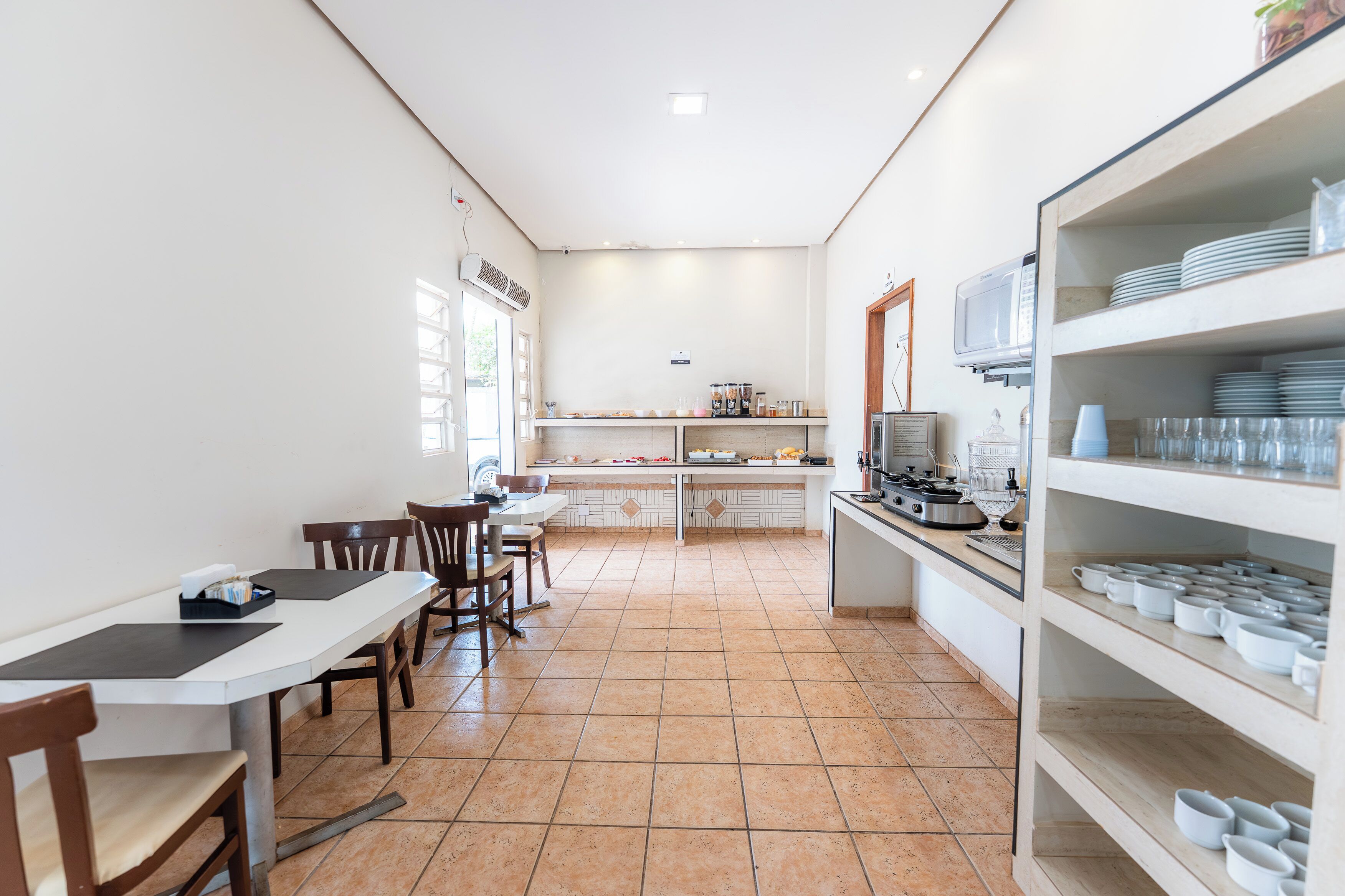 Café da manhã com buffet grátis todos os dias