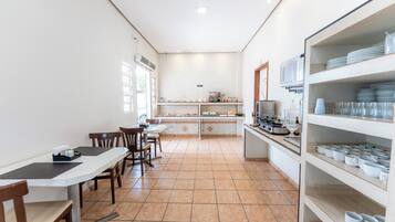 Café da manhã com buffet grátis todos os dias