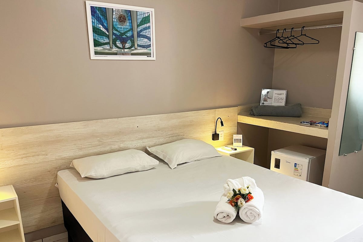 Deluxe tweepersoonskamer | Hypoallergeen beddengoed, een minibar, een bureau, geluiddichte muren