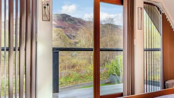 5 bedrooms, free WiFi, bed sheets