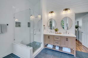 Kylpyamme, hiustenkuivaaja, pyyhkeet, saippua