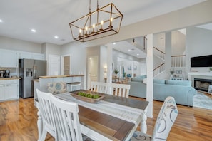 Interior - Backyard lake oasis, close to Tybee & Downtown, Low Country Lake Retreat (Savannah)