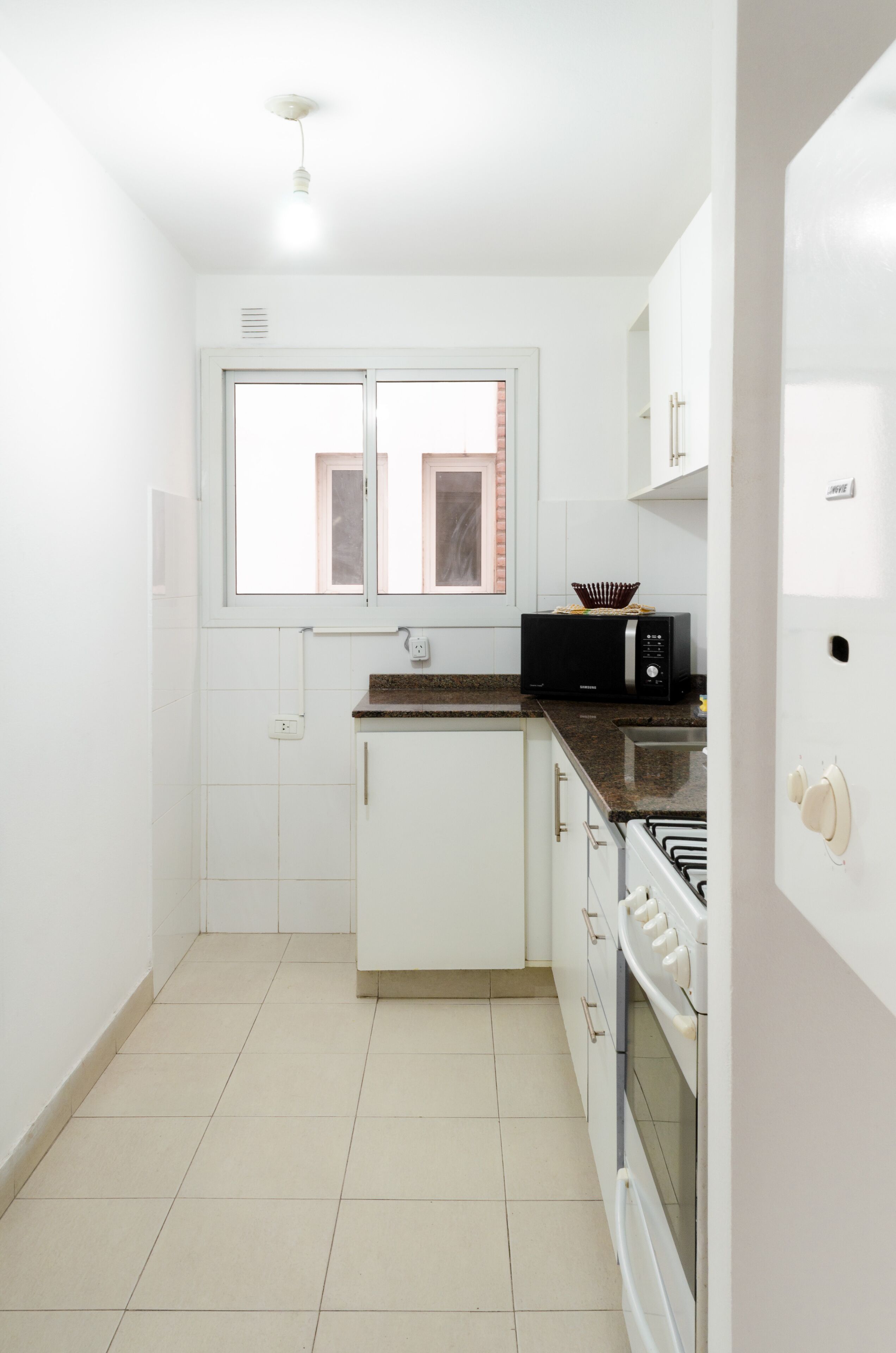 Microondas, horno, utensilios de cocina