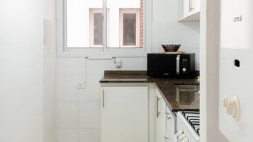 Microondas, horno, utensilios de cocina