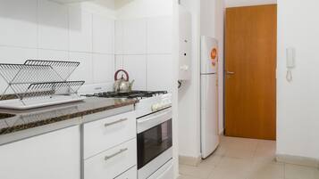 Mikroaaltouuni, uuni, keittoastiat/astiat/ruokailuvälineet