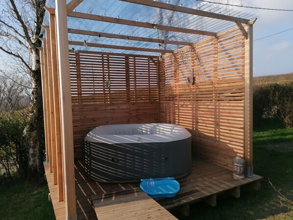 Outdoor spa tub - Gîte with Jaccuzzi, garden and pretty terrace 15km from the sea !!!! (Nabringhen)