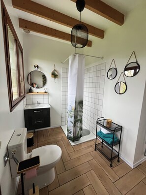 Bathtub, hair dryer, towels, toilet paper