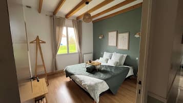 4 bedrooms, iron/ironing board, WiFi, bed sheets