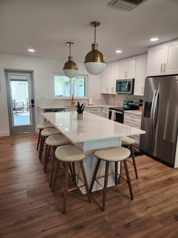 Een koelkast, een microgolfoven, een oven, een kookplaat