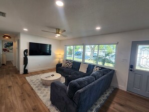 Televisie, boeken en een kantoor