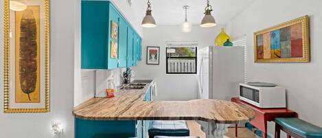 Een koelkast, een microgolfoven, een oven, een kookplaat