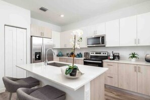 Frigorifero, microonde, lavastoviglie, tostapane