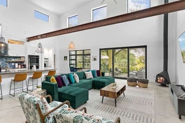 TV connectée, cheminée, chaîne hi-fi