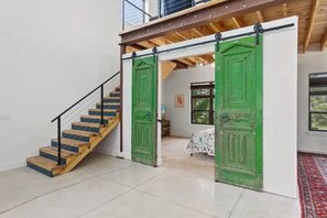 3 chambres, bureau, fer et planche à repasser, lit parapluie