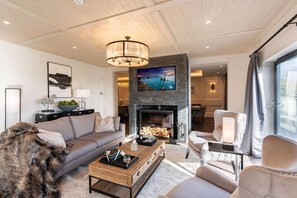 Hus | Oppholdsrom | Peis og bordtennis