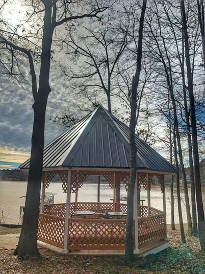 Gorgeous views, deep water, game room