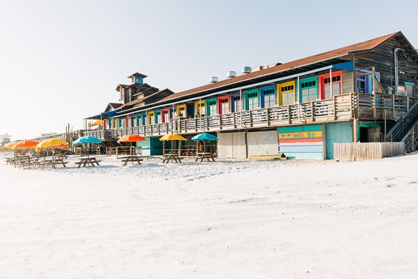 Exterior - Newly Renovated Cozy Condo, 3 Minute walk to the Beach (Miramar Beach)