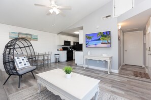 Smart TV - Newly Renovated Cozy Condo, 3 Minute walk to the Beach (Miramar Beach)