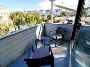 Terrace/patio - Newly Renovated Cozy Condo, 3 Minute walk to the Beach (Miramar Beach)