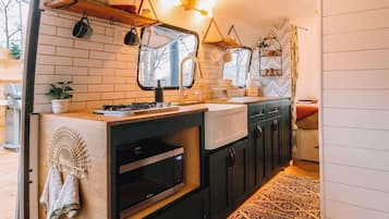 Réfrigérateur, micro-ondes, plaque de cuisson, cafetière/bouilloire