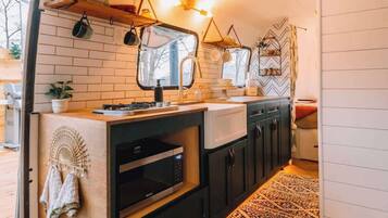 Jääkaappi, mikroaaltouuni, liesi, kahvin-/teenkeitin