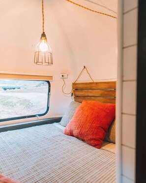 1 bedroom, desk, WiFi, bed sheets