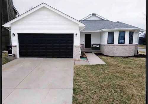 •Vibrant 4 bedroom house 2 king beds in Ankeny•