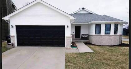 •Vibrant 4 bedroom house 2 king beds in Ankeny•