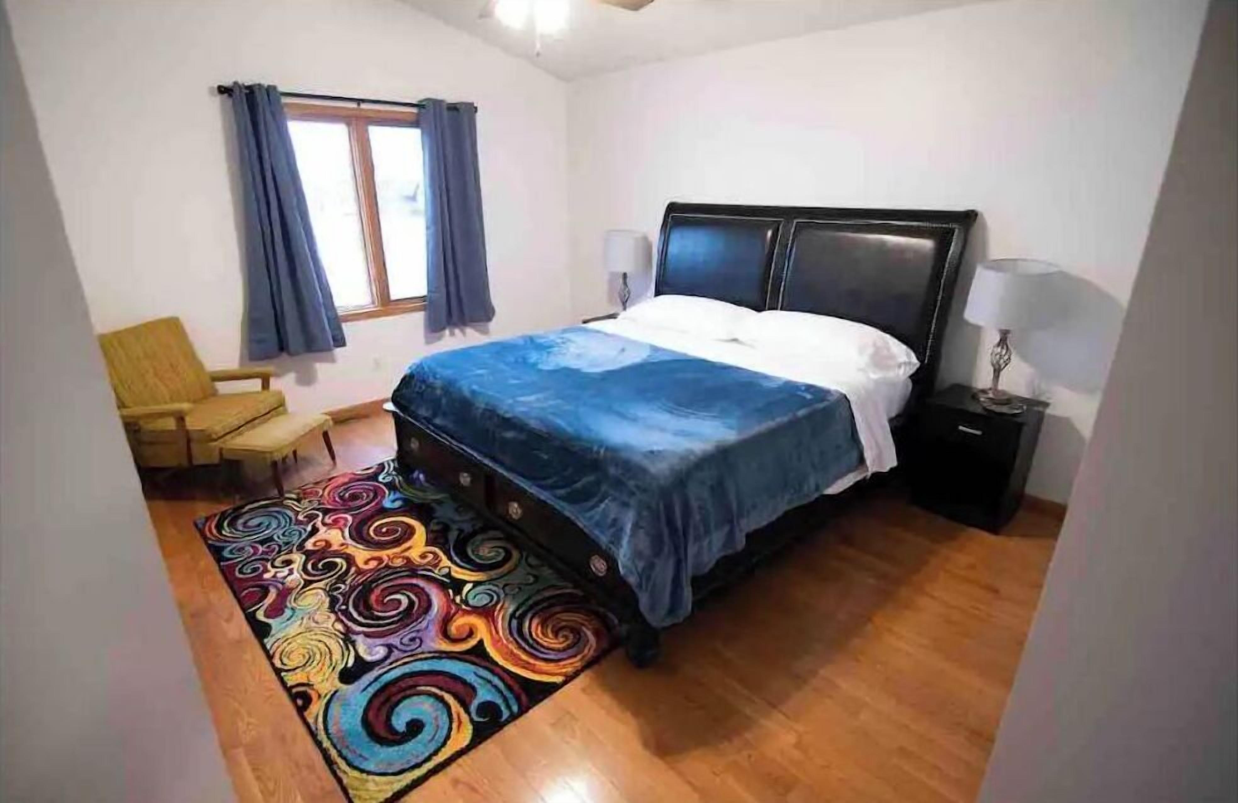 4 sovrum, skrivbord, strykjärn/strykbräda och resesäng