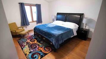 4 sovrum, skrivbord, strykjärn/strykbräda och resesäng