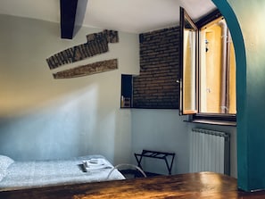 1 bedroom, free WiFi, bed sheets - Creative studio near Piazza Verdi (Bologna)