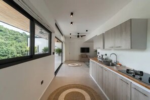 Kühlschrank, Herdplatte, Wasserkocher mit Kaffee-/Teezubehör