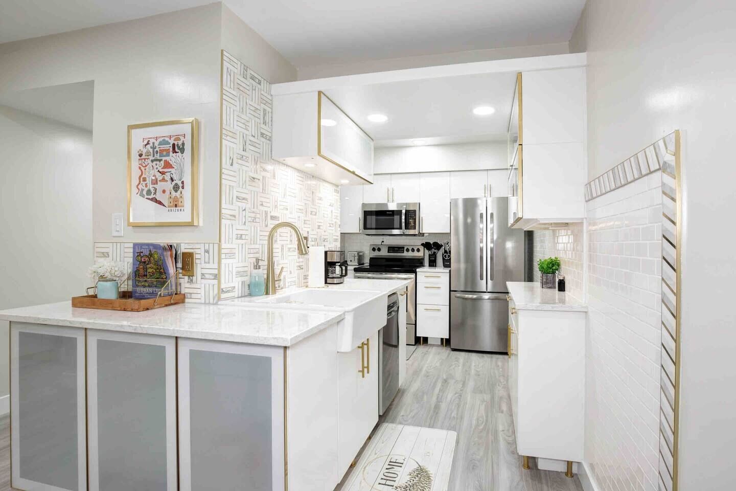 Kylskåp, mikrovågsugn, ugn och spishäll