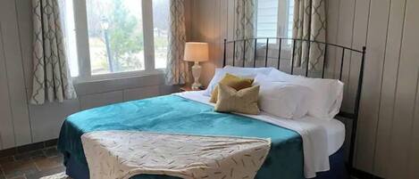 2 bedrooms, iron/ironing board, travel cot, free WiFi