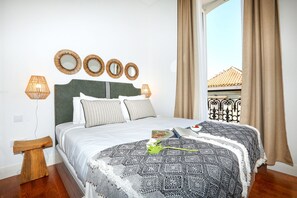 1 chambre, coffre-fort, fer et planche à repasser
