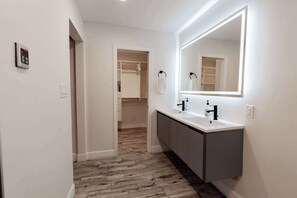 Bathtub, hair dryer, towels, shampoo