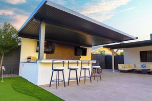 Terrace/patio - The Oasis: Luxe Heated Pool | Big Backyard | Outdoor Bar & BBQ for Large Groups (Scottsdale)
