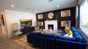 Fernseher, Kamin, DVD-Player, Stereoanlage